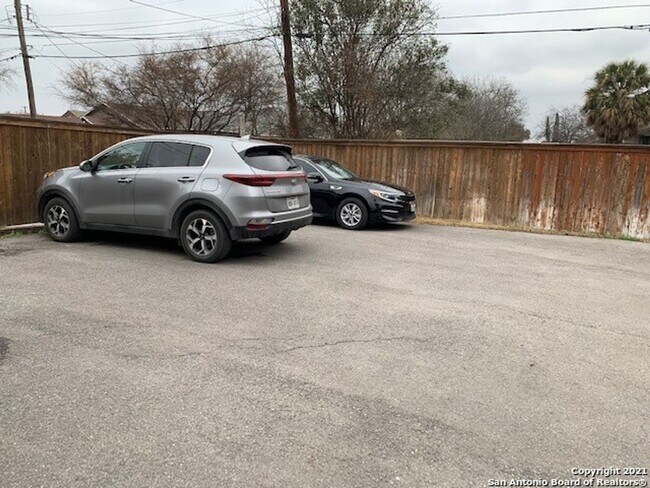 Building Photo - 1511 W Ashby Pl