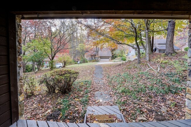 Building Photo - Large home in a beautiful setting close to all JC amenities