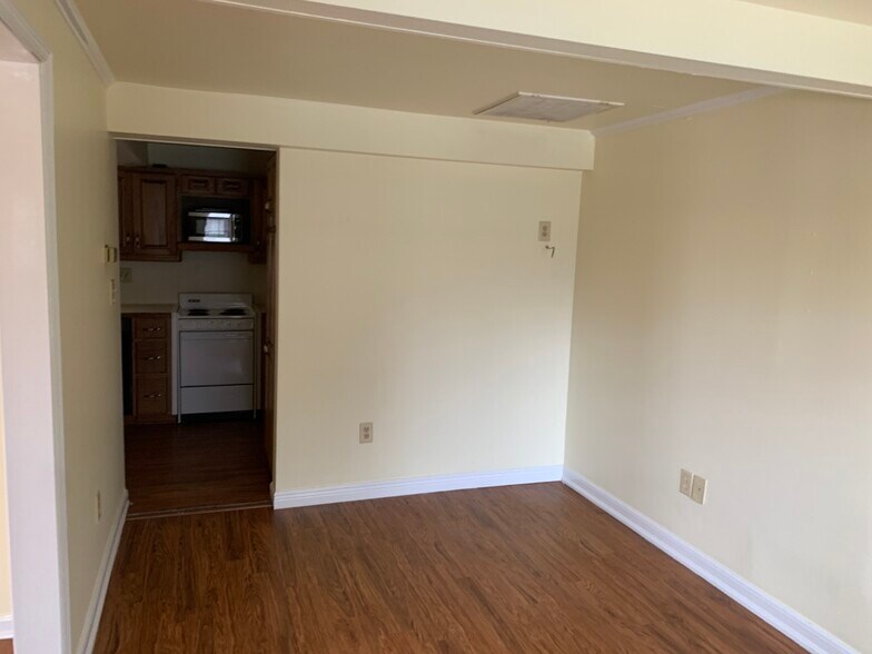 Dining room - 820 N Jackson St