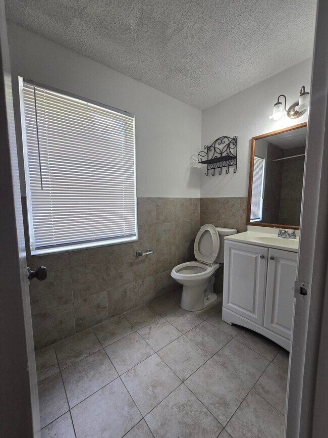 Building Photo - 10710 La Placida Dr