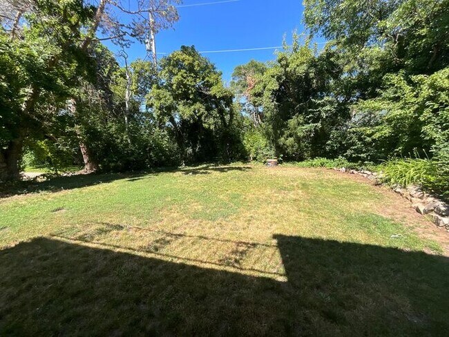 Building Photo - 4 bdrm 3 bth plus a Den/office Home 2 Car ...