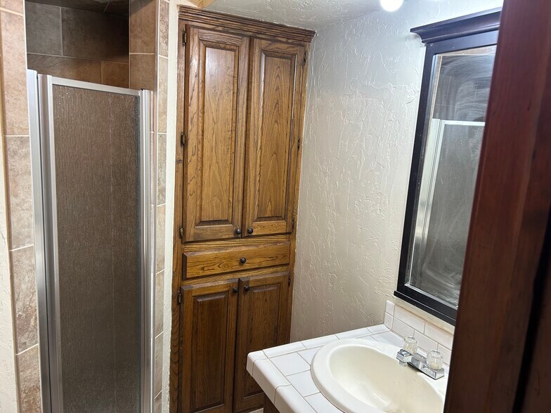 Building Photo - 607 N Robin Way