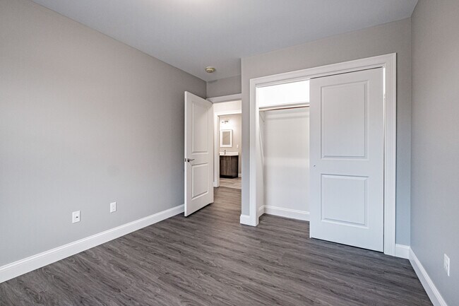 Building Photo - 8 Friendly Way