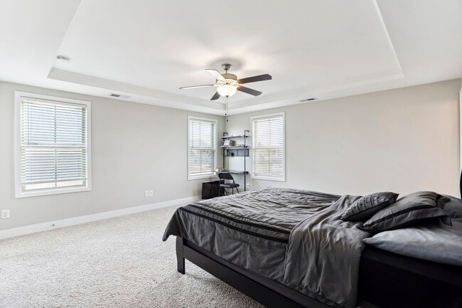 Building Photo - Fenced Yard 4 Bedroom w 3rd Floor Bonus Room!