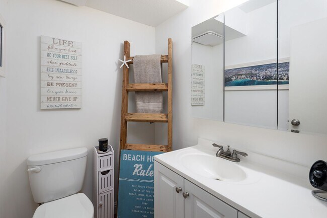 Building Photo - Keoni Ana in Waikiki - 2 Bedroom 1.5 Bath and 2 Parking Stalls!