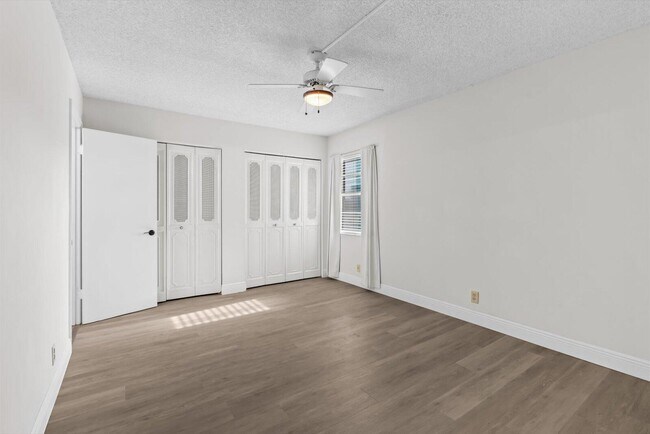 Building Photo - 304 Golfview Rd