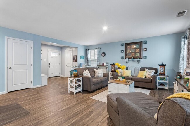 Building Photo - 4 Bedroom / 2.5 Bathroom - Marquis Hills
