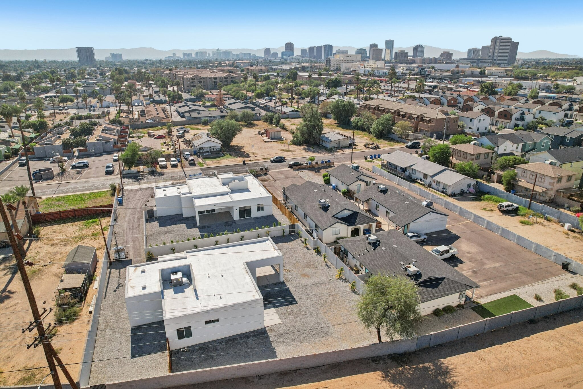 Building Photo - 910 E Roma Ave