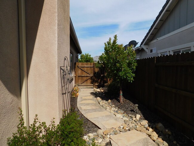 Building Photo - 305 Hampton Dr