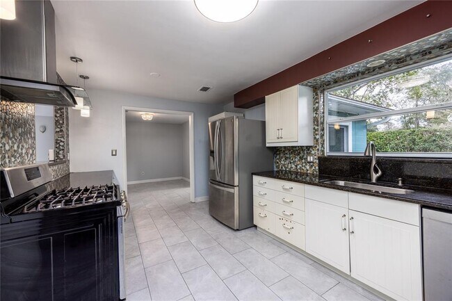 Building Photo - 1421 NW 30th St