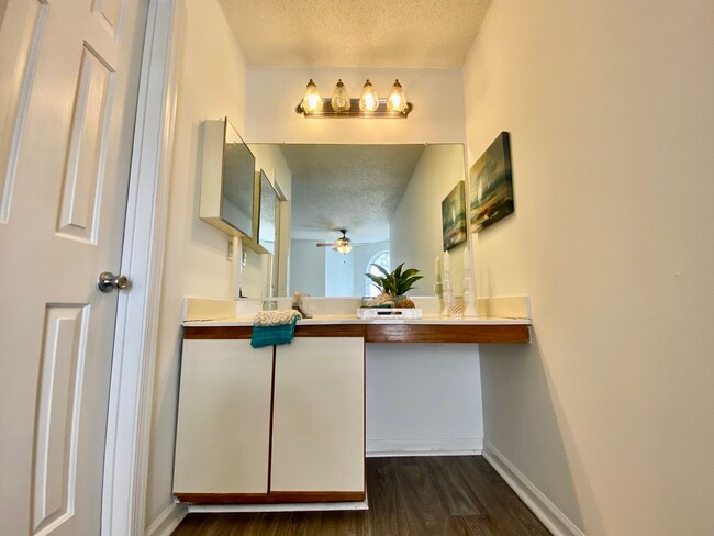 Building Photo - Updated Chimney Hill Condo Available 03-25...