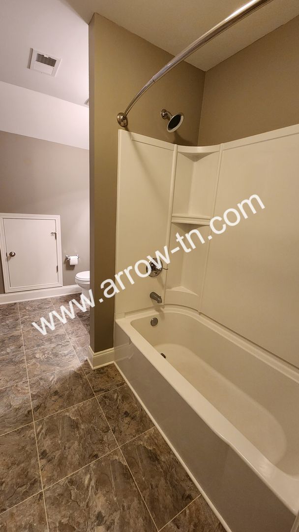 Building Photo - Fantastic End Unit Townhome in Franklin!