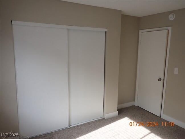 Building Photo - 4571 Carriage Park Dr