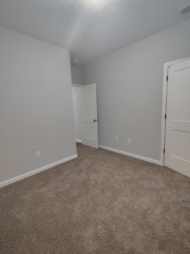 Building Photo - 1061B Pinecrest Ave NW