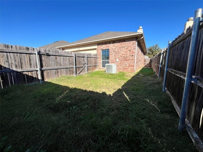 Building Photo - 1506 Poinsettia Blvd