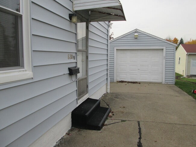 Building Photo - 820 Lincoln Ave SE