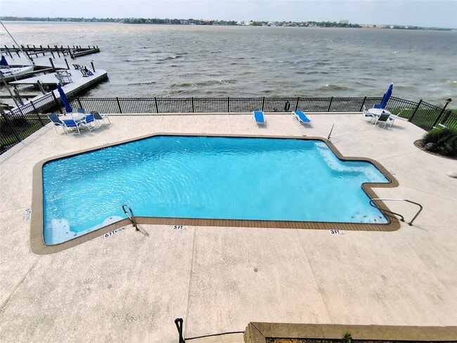 Building Photo - 205 Yacht Club Ln