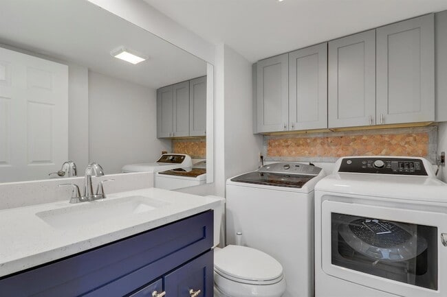 Building Photo - 2324 23rd Ct