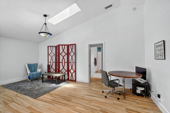 Building Photo - 2700 Yarmouth Dr