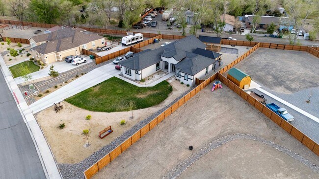 Building Photo - 690 Rose Ln