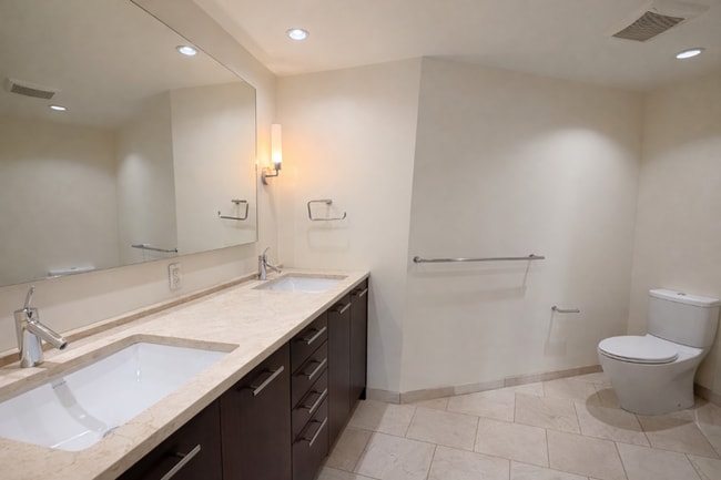 Building Photo - 1Bd/1.5Ba Bellevue Condo