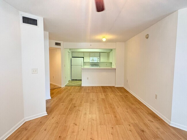 Building Photo - The Residence 4127-411