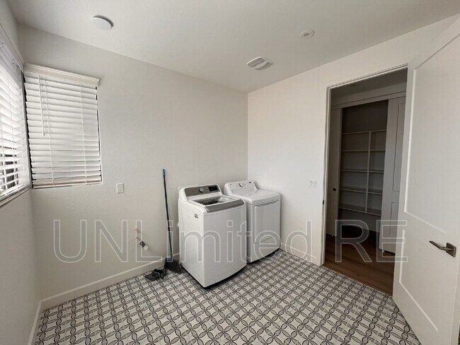 Building Photo - 5705 E Cannon Pl