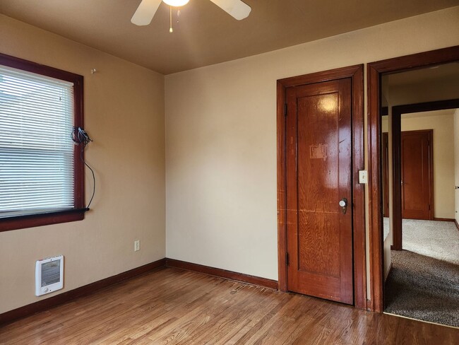 Building Photo - Cozy 2 Bedroom Duplex With Detached Garage