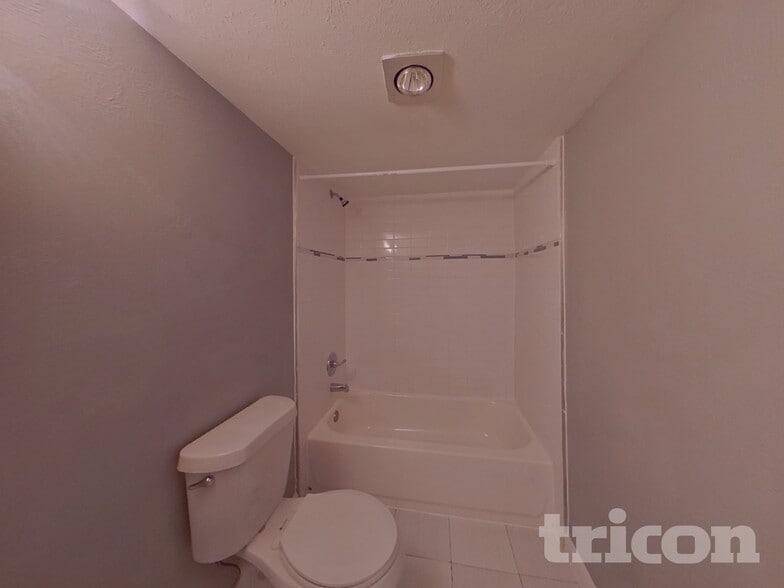 Building Photo - 6026 Lakecrest Dr