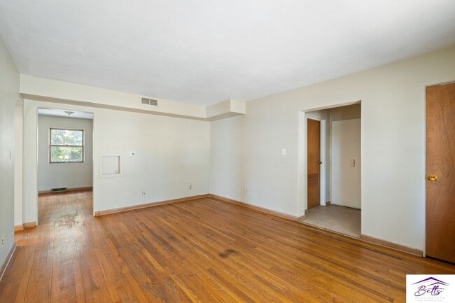 Building Photo - 601 Oak St
