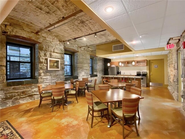 Building Photo - 300 Wall St