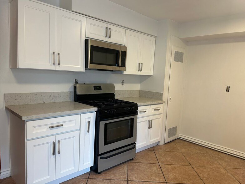 Building Photo - 8784 Valley View St