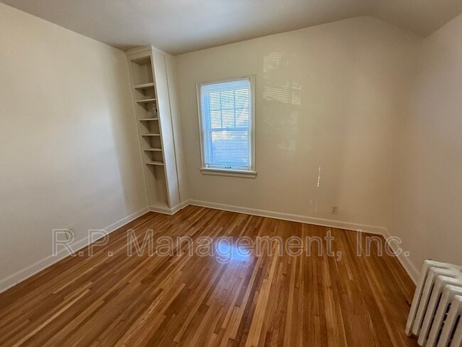 Building Photo - 1090 16th Ave SE