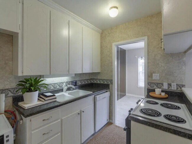 Building Photo - 2822 Briarhurst Dr