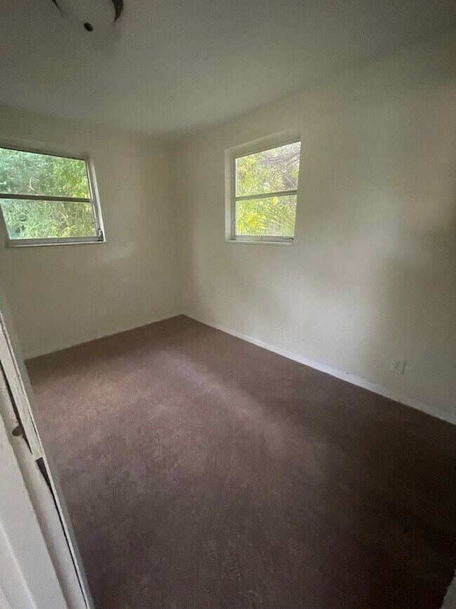 Building Photo - 3 Bed 2 Bath | Single Car Garage | Washer/Dryer Hookups | Central Air | Pet Friendly | Section 8 ...
