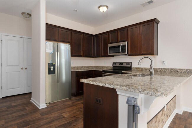 Building Photo - Amazing home in quiet and established neighborhood