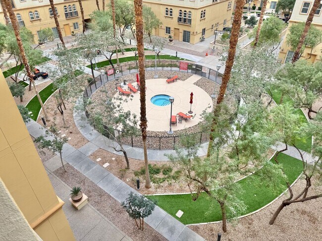 Building Photo - SPACIOUS BOTTOM FLOOR 2 BEDROOM IN THE GATED MANHATTAN CONDOS