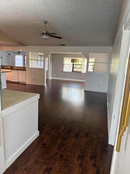 Building Photo - 641 NW Billiar Ave