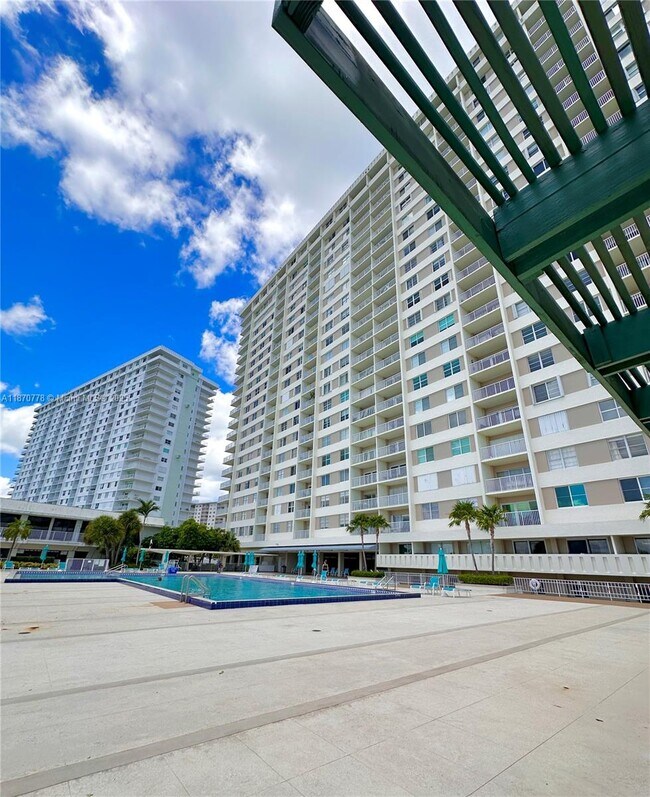Building Photo - 300 Bayview Dr