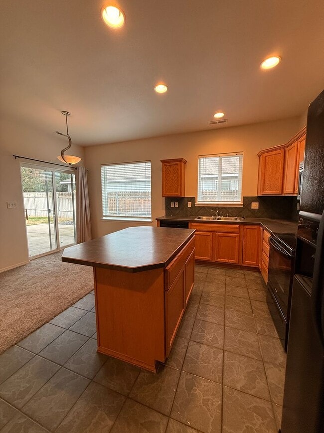 Building Photo - 3 bed, 2 bath Single Level Home