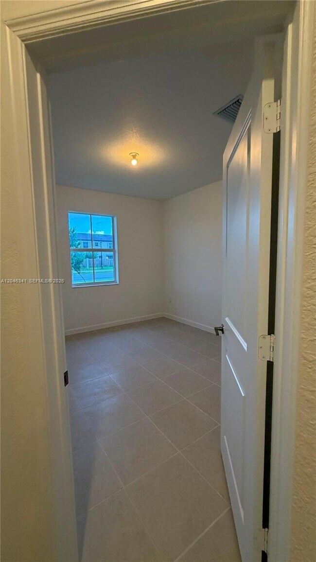 Building Photo - 2475 SE 29th Dr
