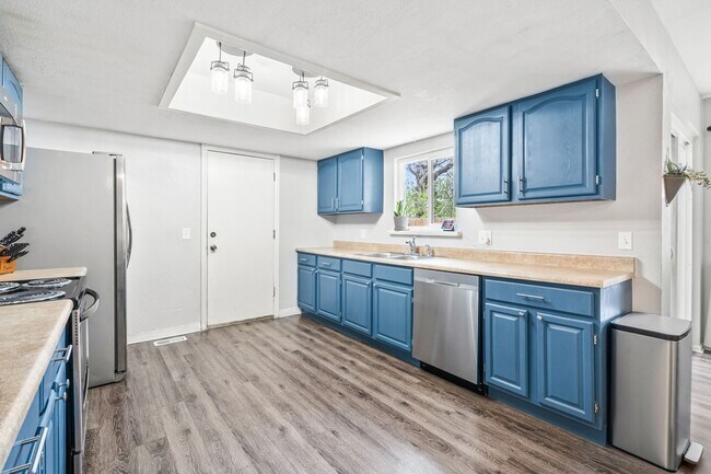 Building Photo - Spacious 3 Bedroom Townhouse-Style Condo N...
