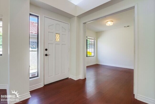 Building Photo - Elegant & Bright 2Bdm 2Ba + Den Home in Vi...