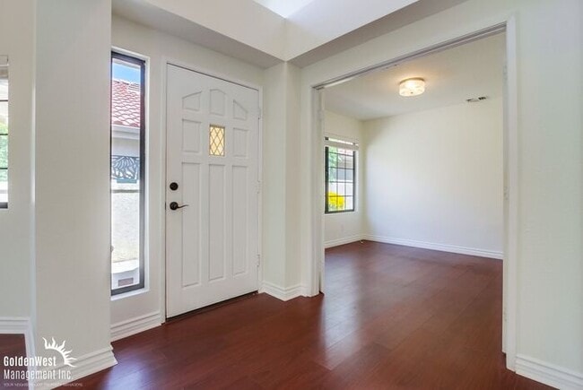Building Photo - Elegant & Bright 2Bdm 2Ba Home in Vista Va...