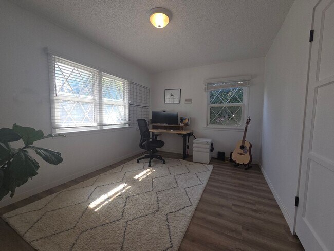 Building Photo - Mid-town Ventura 3 Bedroom 2 bath single level home