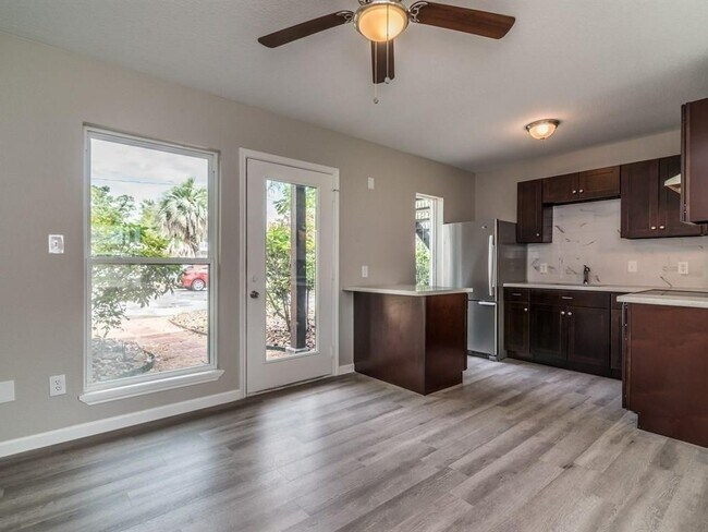 Building Photo - 1819 Cove Park Dr