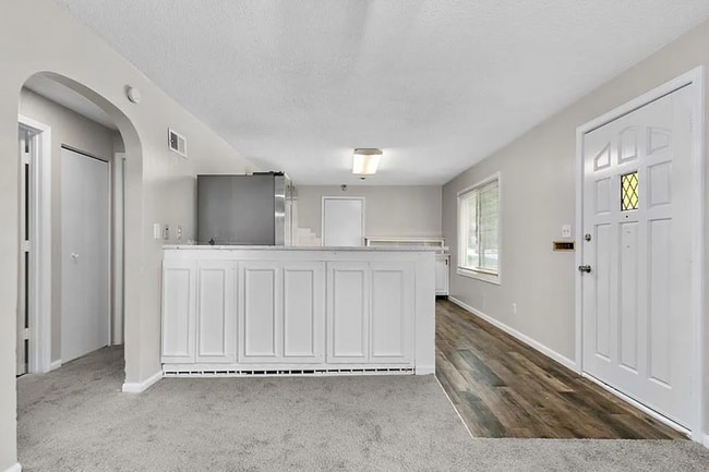Building Photo - Updated 2 Bed Home with Large Attached Garage
