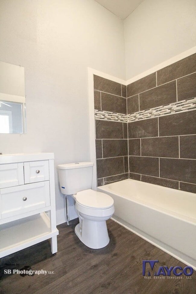 Building Photo - 3 bedroom 2 bath in Highland!