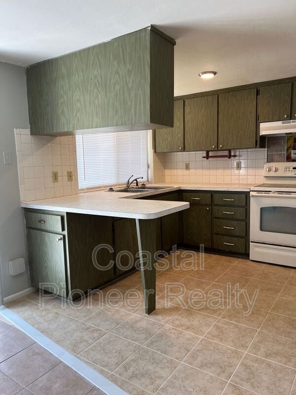 Building Photo - 5825 Elm St