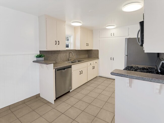 Building Photo - 218 25th Pl